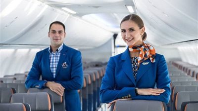3 معايير تدخل في تحديد راتب المضيف الجوي: شركة الطيران وساعات العمل والرحلات المنتظمة