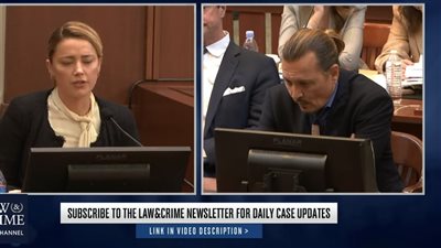 آمبر هيرد: أصبت بالصلع بسبب شد جوني ديب لشعري