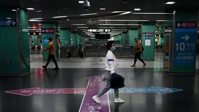 شوارع بكين خالية من المارة بعد إغلاق محطات المترو