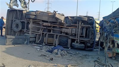 الصور الأولى لحادث تصادم سيارة نقل بميني باص أعلى الطريق الدائري الإقليمي