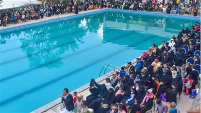 عريس يمني يتلقى تهديدات بسبب ظهوره مع عروسه 