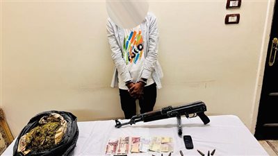 سقوط عنصر إجرامى هارب من أحكام بحوزته مخدرات وسلاح نارى بأسوان 