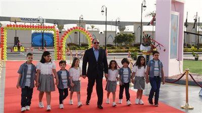 لقاء السيسي مع أبناء الشهداء ومباحثات الرئيس وماكرون تتصدر النشاط الأسبوعي 