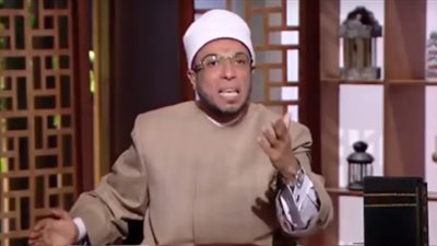 متصلة: والداي تزوجا عرفيا وكتبونا بأسماء أشخاص آخرين.. ورد مفاجئ لشيخ أزهري | فيديو 