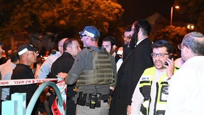 لحظة طعن مستوطنين إسرائيليين في شرق تل أبيب| فيديو