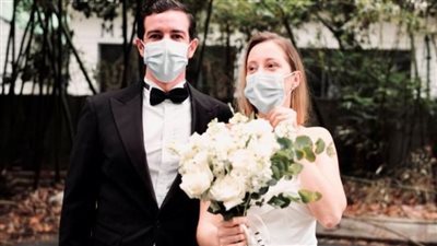 زفاف في موقف سيارات.. عروسان يتحديان كورونا في شنغهاي | صور