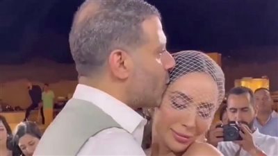 قبلة من فراج على رأس بسنت شوقي في حفل زفافهما