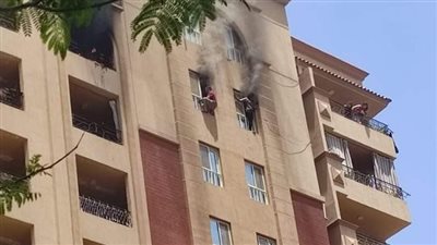 مشهد أبكى الجميع.. قصة قفز أب محتضا ابنه من الدور العاشر للنجاه من حريق مدينة نصر 