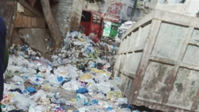 3 صور ترصد انتشار تلال القمامة أمام أحد لجان الامتحانات في الإسكندرية