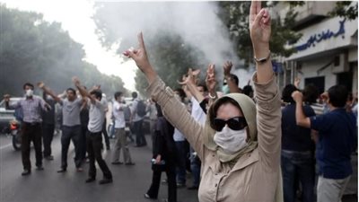 محتجون إيرانيون يحرقون قاعدة لقوات الباسيج جنوب غرب إيران 