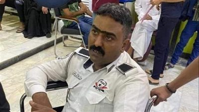 مشهد هوليوودي.. سيارة أجرة تسحب رجل مرور بسرعة جنونية في العراق | فيديو