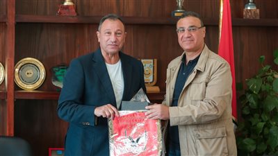 الخطيب يهدي سفير مصر بالجزائر درع وعلم النادي الأهلي