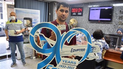 تذاكر مجانية ووزن إضافي.. مصر للطيران تحتفل مع المسافرين بعيدها الـ90