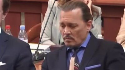 محللون: لغة جسد جوني ديب أظهرت تعاطفا وحزنا على آمبر هيرد أثناء بكائها