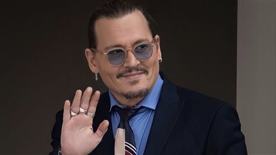 معجبو جوني ديب يشيدون بتصرفه مع رجال أمن المحكمة.. فيديو