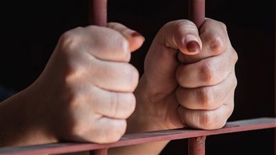 حبس ربة منزل وعشيقها بتهمة قتل زوجها وإضرام النيران في جثته