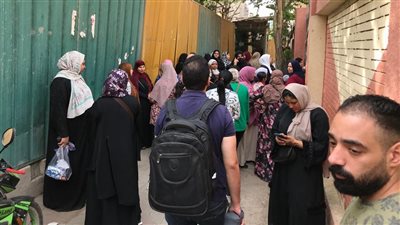 أولياء الأمور مع أبنائهم تلاميذ الصف الرابع الابتدائي أمام اللجان بميت عقبة قبل امتحان اللغة العربية| فيديو وصور