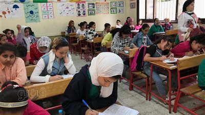 طلاب الصف الرابع الابتدائي يؤدون امتحان مادتي العلوم والمهارات المهنية 