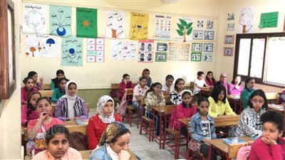 طلاب الصف الرابع يؤدون امتحان مادتي العلوم والمهارات المهنية.. والتعليم: الامتحان ليس لجمع الدرجات