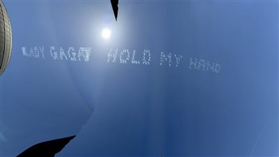 ليدي جاجا تروّج لأغنيتها الجديدة Hold My Hand في سماء لوس انجلوس.. فيديو