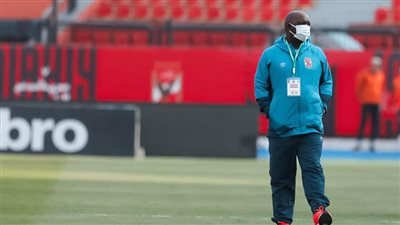 موسيماني يتفقد أرضية ملعب الأهلي قبل مواجهة وفاق سطيف 