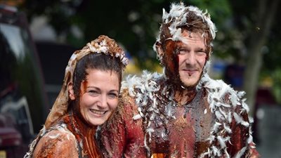  أغرب عادات الزواج حول العالم.. منع الزوجة من الطبخ 4 سنوات في دينكا.. وبصق الأب على ابنته في كينيا واليونان