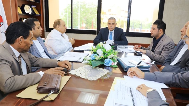 محافظ سوهاج يعقد