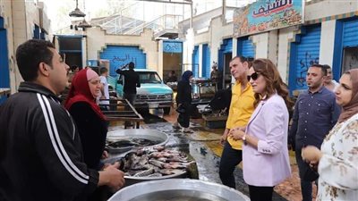 نائب المحافظ تتفقد سوق السمك بحي جنوب الجيزة تمهيدا لتطويره | صور