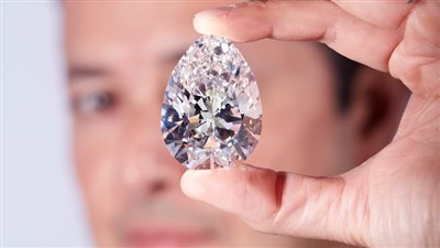 أكبر ماسة بيضاء للبيع.. منافسة شرسة والبائع مجهول