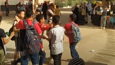 توافد طلاب رابعة ابتدائي على لجان شبرا الخيمة لأداء امتحان العلوم | فيديو 