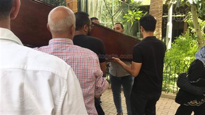 وصول جثمان عمة عمرو سمير عاطف.. والسيناريست أول الحضور|صور