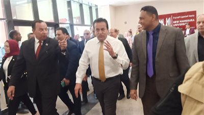 وزير التعليم العالي يتفقد معامل ومشاريع تخرج طلاب جامعة المنصورة الجديدة| فيديو وصور 