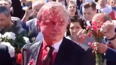 محتجون بولنديون يرشقون وجه السفير الروسي في وارسو بالطلاء|فيديو