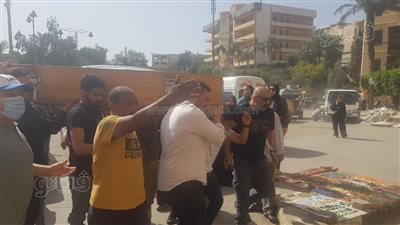 وصول جثمان والد محسن منصور إلى مسجد السيدة نفيسة استعدادًا لتشييعه|صور 