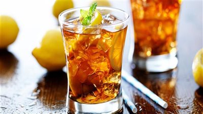 لعشاقه.. مع ارتفاع درجات الحرارة احذر الإفراط في تناول الشاي المثلج 