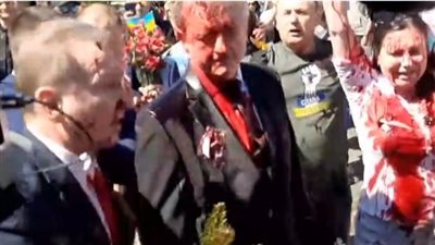 سفير روسيا في بولندا يتعرض للرش بمادة حمراء في 