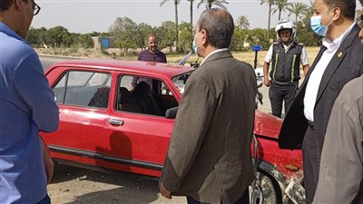 محافظ الإسماعيلية يوجه برفع آثار حادث من طريق السويس ويطمئن على المصابين | صور