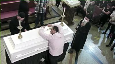 احتضن التابوت باكيا.. مشهد مؤثر لزوج مارينا صلاح أثناء تشييع جثمانها | فيديو