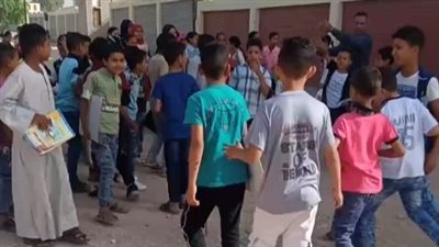 توافد طلاب رابعة ابتدائي بسوهاج لأداء امتحاني الدراسات والتكنولوجيا | فيديو 