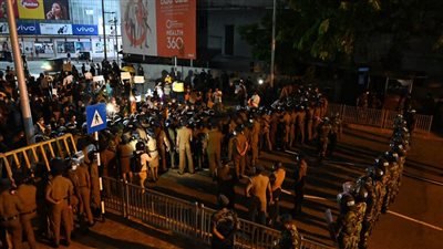 بعد محاصرة الآلاف لرئيس الوزراء.. ماذا يجري في سريلانكا؟