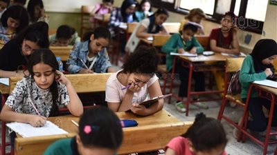 طلاب الصف الرابع الابتدائي يؤدون امتحان اللغة العربية في الدور الثاني