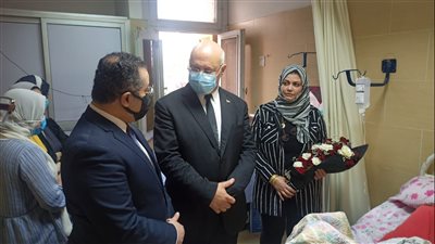 رئيس جامعة بنها يطمئن علي طالب 