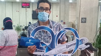 مصر للطيران تواصل الاحتفال بعيدها الـ90 مع المسافرين بتوزيع الهدايا