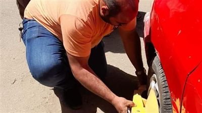 كلبشة السيارات المتعدية علي الأرصفة بالعجوزة| صور