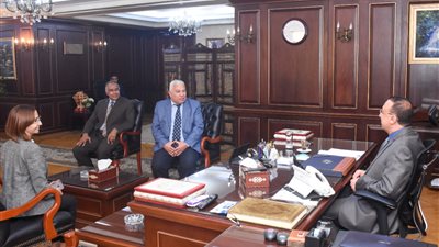 الشريف يكرم مدير التعليم بالإسكندرية لبلوغه سن التقاعد