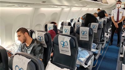 مصر للطيران تسير رحلة خاصة لنقل بعثة النادي الأهلي إلى الجزائر | صور