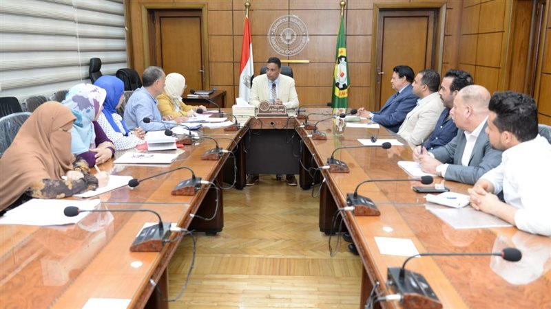 جانب من اجتماع محافظ