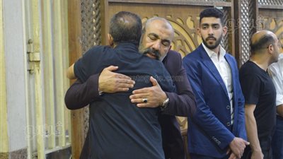 محسن منصور يتلقى عزاء والده بمسجد الحامدية الشاذلية ولقاء سويدان أول الحضور