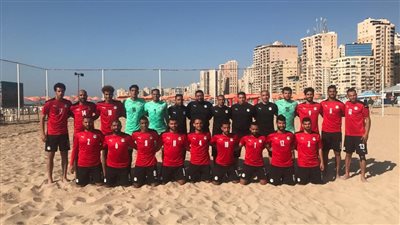 جمال علام وأبو الوفا يدعمان منتخب الشاطئية قبل مواجهة الإمارات