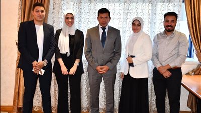 أشرف صبحي يلتقي الباحثين المرشحين لتمثيل مصر بملتقي لندن للعلماء الشباب